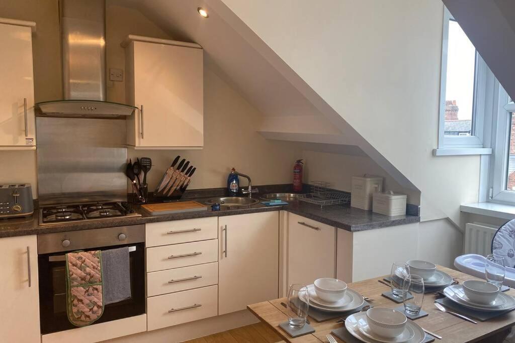 Upper 2 Bedroom Apartment In The Heart Of Jesmond Newcastle-upon-Tyne Exteriör bild